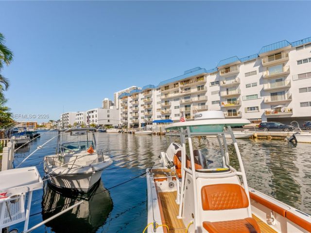 Дом в аренду по адресу 3793 NE 170th St A-3 - фото 7529910