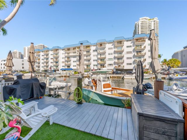 Дом в аренду по адресу 3793 NE 170th St A-3 - фото 7529915