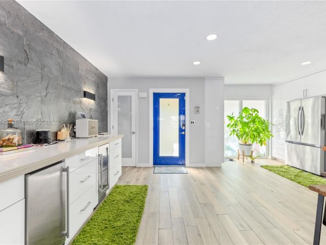 Дом в аренду по адресу 3793 NE 170th St A-3 - фото 7529916