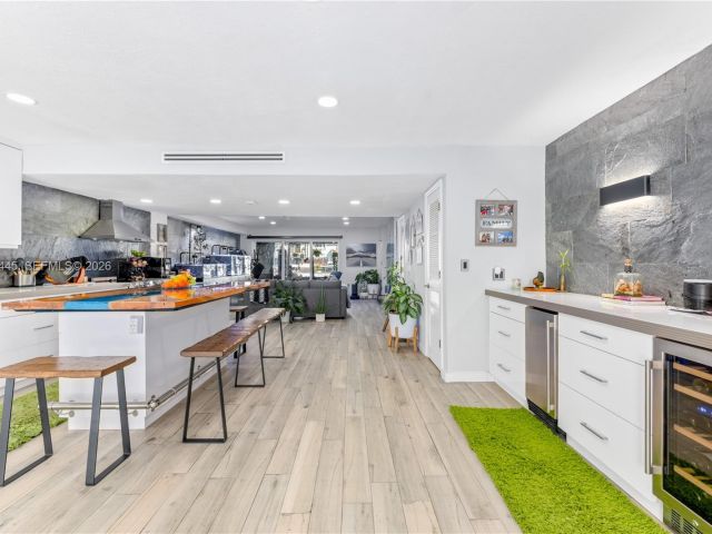 Дом в аренду по адресу 3793 NE 170th St A-3 - фото 7529918