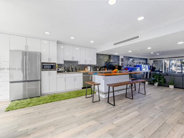 Дом в аренду по адресу 3793 NE 170th St A-3 - фото 7529919