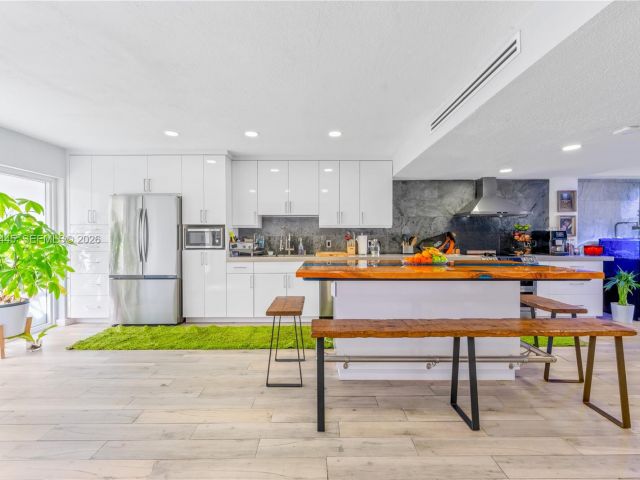 Дом в аренду по адресу 3793 NE 170th St A-3 - фото 7529920