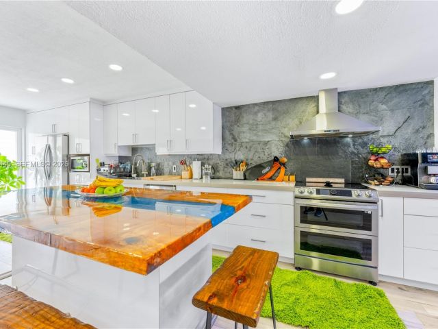 Дом в аренду по адресу 3793 NE 170th St A-3 - фото 7529921