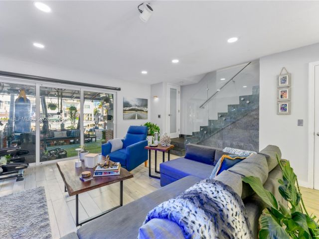 Дом в аренду по адресу 3793 NE 170th St A-3 - фото 7529923