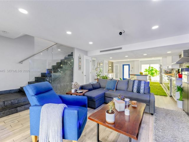 Дом в аренду по адресу 3793 NE 170th St A-3 - фото 7529924