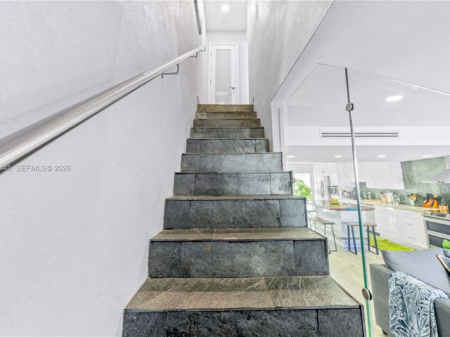 Дом в аренду по адресу 3793 NE 170th St A-3 - фото 7529925