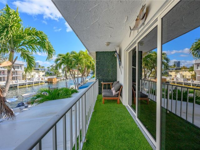 Дом в аренду по адресу 3793 NE 170th St A-3 - фото 7529927