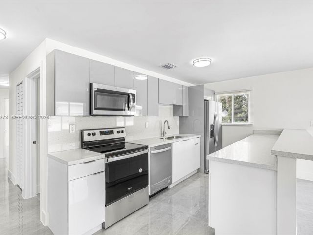 Продажа дома по адресу 933 NW 50th St - фото 7437306