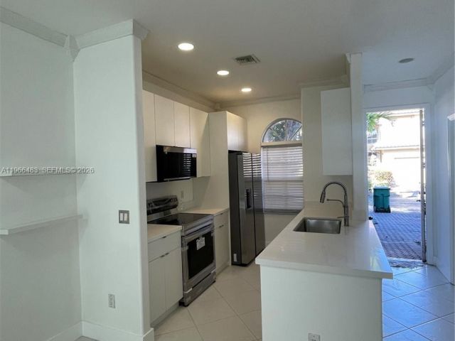 Дом в аренду по адресу 703 NE 195th St 703 - фото 7438149