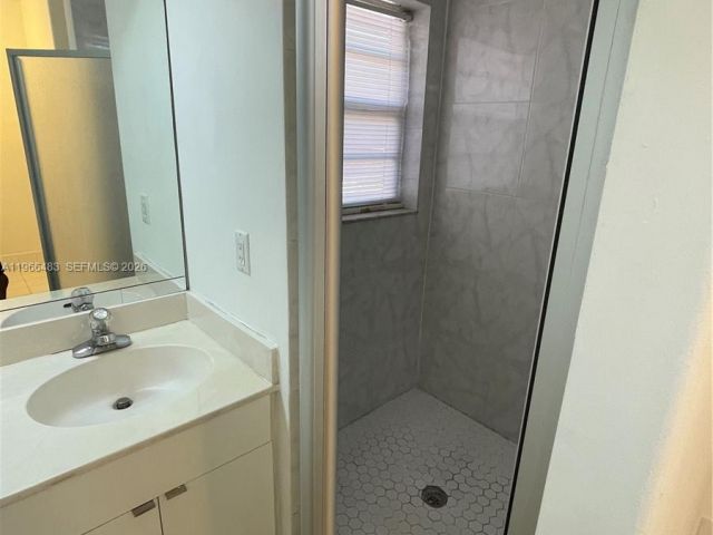 Дом в аренду по адресу 703 NE 195th St 703 - фото 7438158