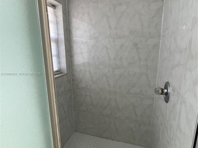 Дом в аренду по адресу 703 NE 195th St 703 - фото 7438159