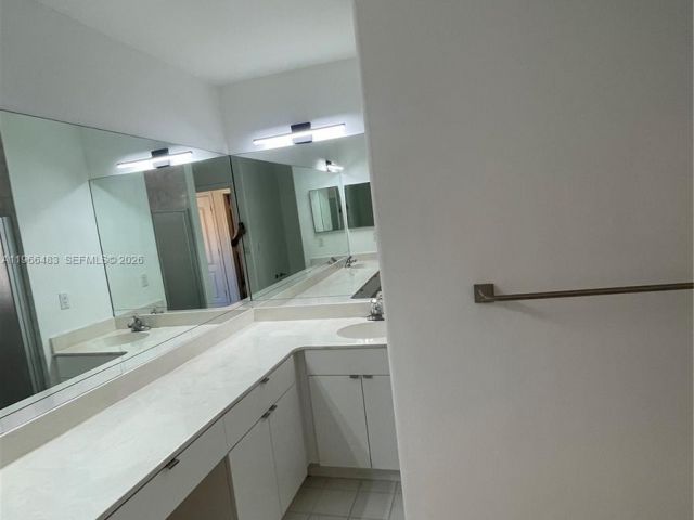 Дом в аренду по адресу 703 NE 195th St 703 - фото 7438161