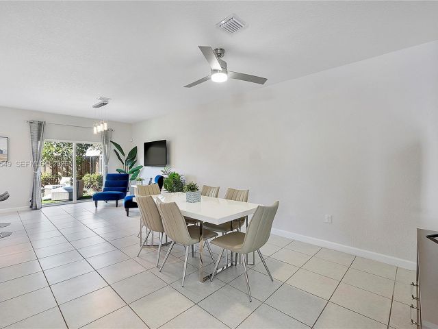 Продажа дома по адресу 2361 NW 125th St - фото 7438671