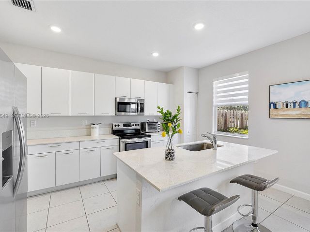 Продажа дома по адресу 2361 NW 125th St - фото 7438677