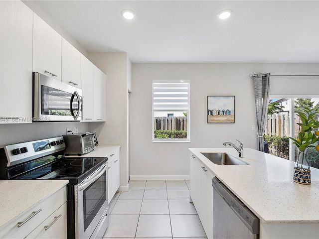 Продажа дома по адресу 2361 NW 125th St - фото 7438679