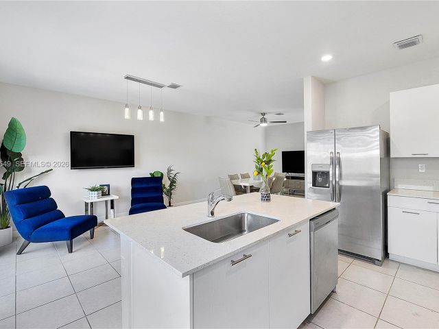 Продажа дома по адресу 2361 NW 125th St - фото 7438680