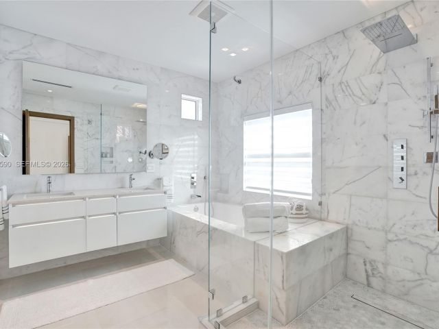 Дом в аренду по адресу 20824 NE 37th Ave 20824 - фото 7476447