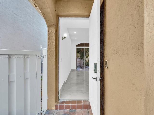 Продажа дома по адресу 3830 SW 48th CT - фото 7474771