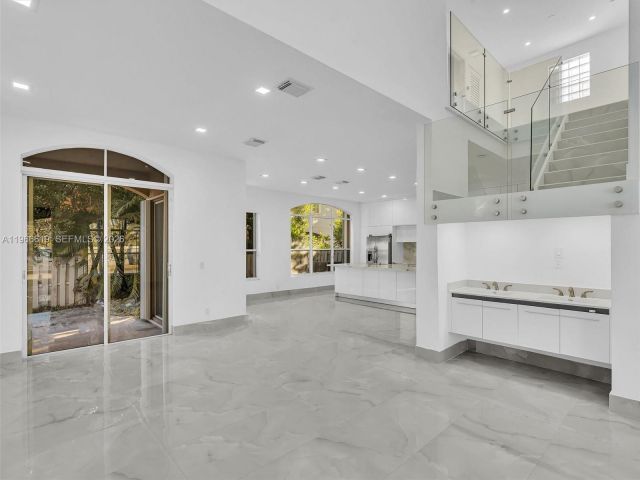 Продажа дома по адресу 3830 SW 48th CT - фото 7474772