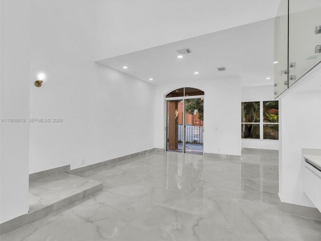 Продажа дома по адресу 3830 SW 48th CT - фото 7474773