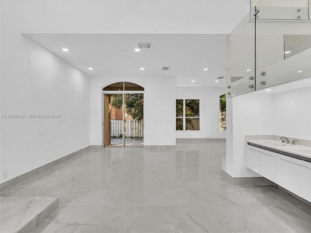 Продажа дома по адресу 3830 SW 48th CT - фото 7474774