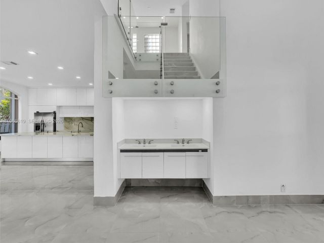 Продажа дома по адресу 3830 SW 48th CT - фото 7474776