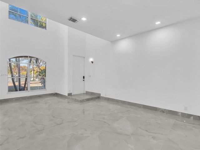 Продажа дома по адресу 3830 SW 48th CT - фото 7474778