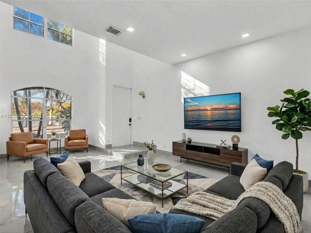 Продажа дома по адресу 3830 SW 48th CT - фото 7474779