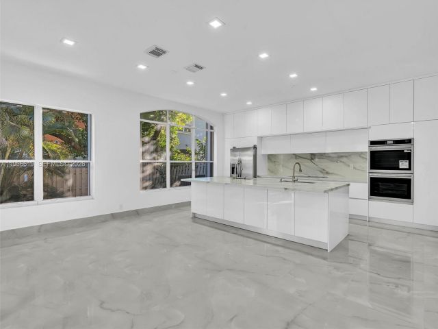 Продажа дома по адресу 3830 SW 48th CT - фото 7474781