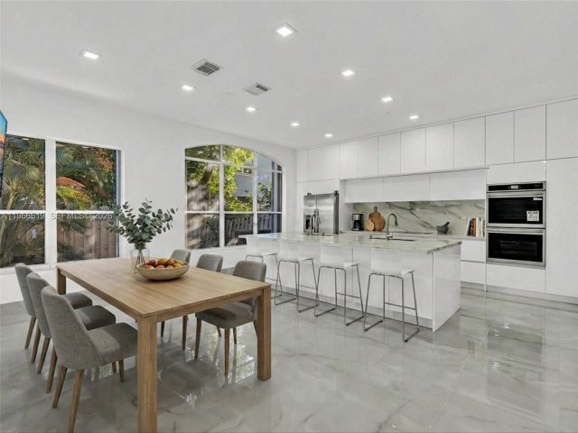 Продажа дома по адресу 3830 SW 48th CT - фото 7474782