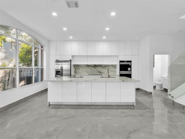 Продажа дома по адресу 3830 SW 48th CT - фото 7474783