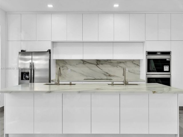 Продажа дома по адресу 3830 SW 48th CT - фото 7474784