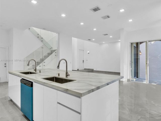 Продажа дома по адресу 3830 SW 48th CT - фото 7474787