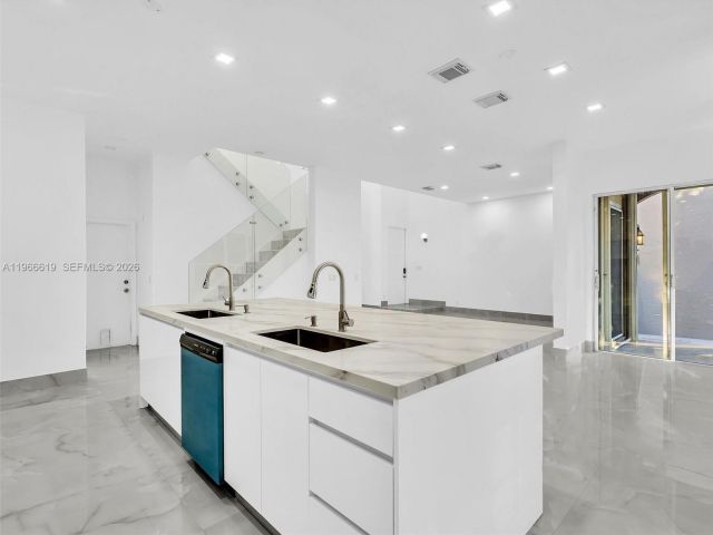 Продажа дома по адресу 3830 SW 48th CT - фото 7474788