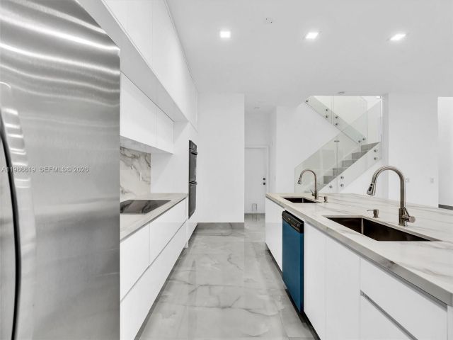 Продажа дома по адресу 3830 SW 48th CT - фото 7474789