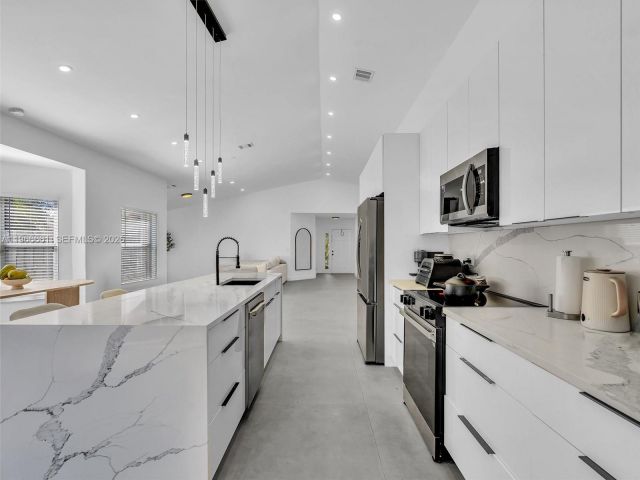 Продажа дома по адресу 4962 SW 32nd Way - фото 7439185