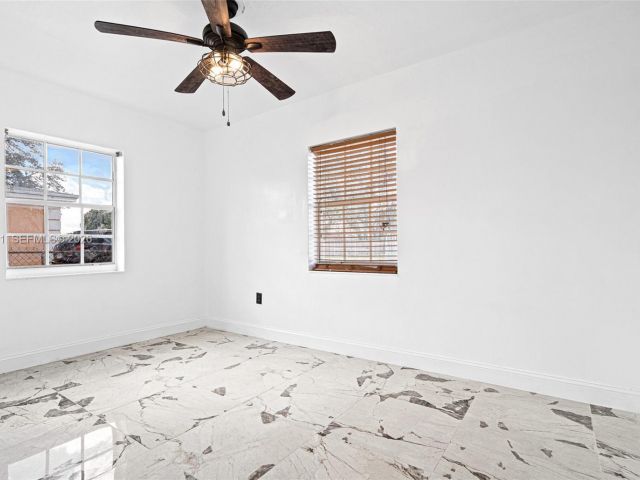 Продажа дома по адресу 16025 NW 29th Ave - фото 7440032