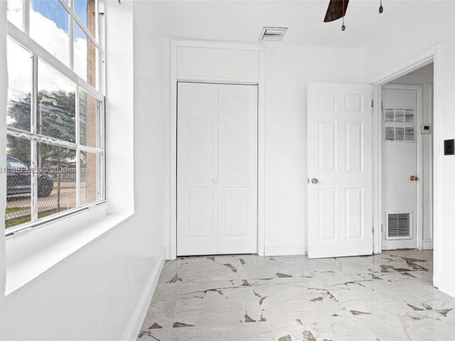 Продажа дома по адресу 16025 NW 29th Ave - фото 7440038