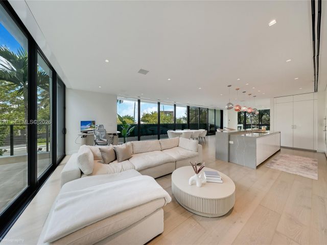 Дом в аренду по адресу 420 N Hibiscus Dr - фото 7468690