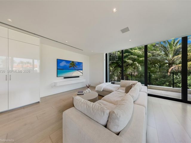 Дом в аренду по адресу 420 N Hibiscus Dr - фото 7468691