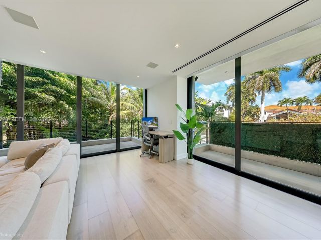 Дом в аренду по адресу 420 N Hibiscus Dr - фото 7468695