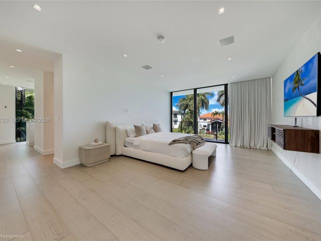 Дом в аренду по адресу 420 N Hibiscus Dr - фото 7468700