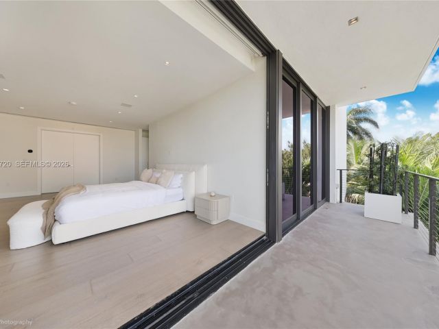 Дом в аренду по адресу 420 N Hibiscus Dr - фото 7468702