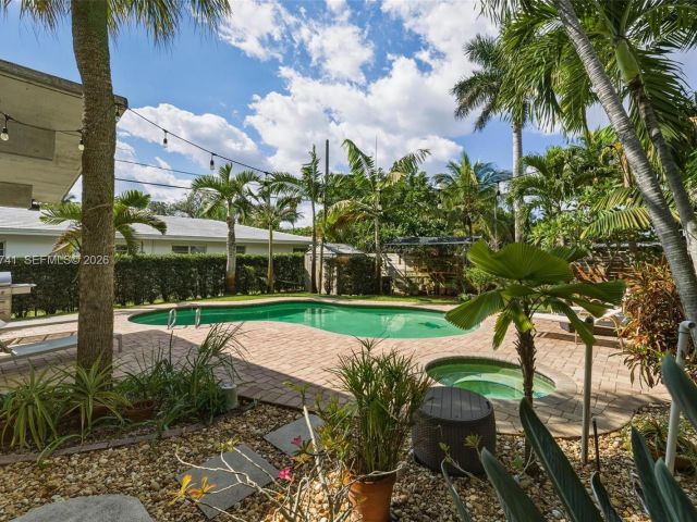 Продажа дома по адресу 1400 SW 12th Ct - фото 7531599