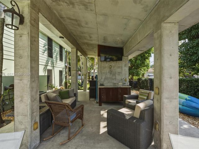 Продажа дома по адресу 1400 SW 12th Ct - фото 7531600