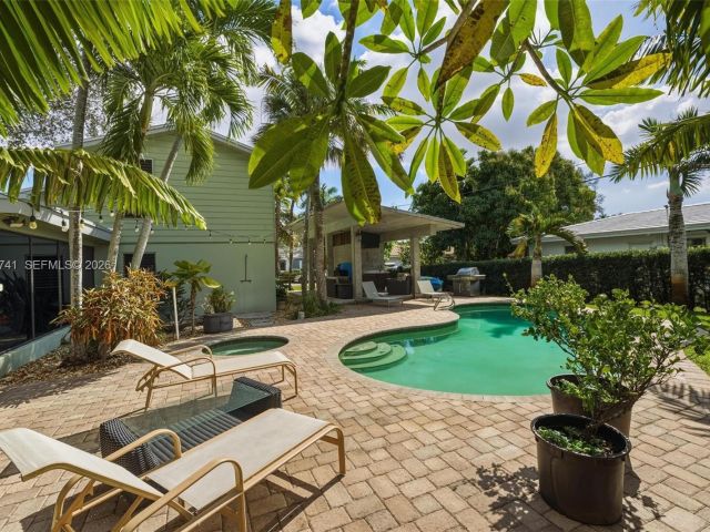 Продажа дома по адресу 1400 SW 12th Ct - фото 7531601