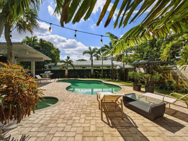 Продажа дома по адресу 1400 SW 12th Ct - фото 7531603