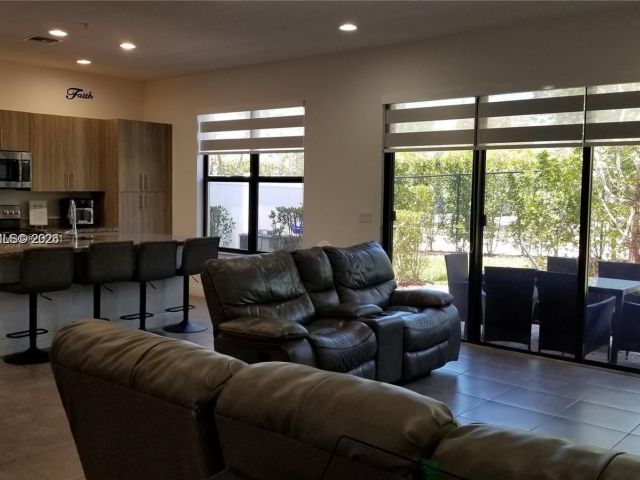 Дом в аренду по адресу 20945 NW 1st Dr 20945 - фото 7445431