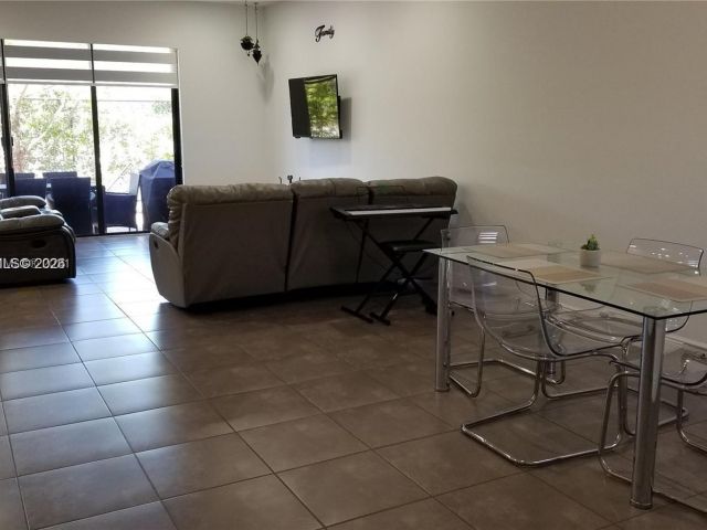 Дом в аренду по адресу 20945 NW 1st Dr 20945 - фото 7445433