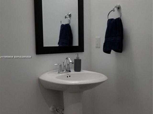 Дом в аренду по адресу 20945 NW 1st Dr 20945 - фото 7445434